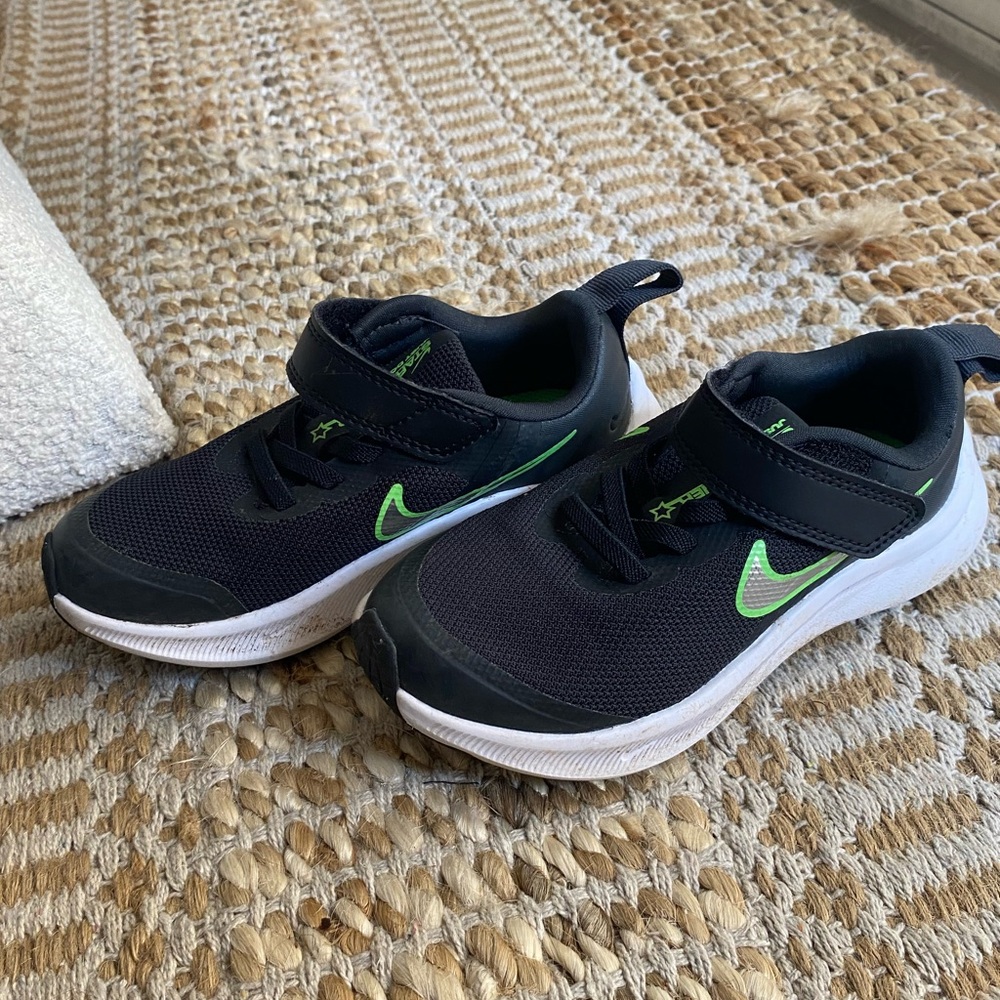 Nike Star Runner Sneakers